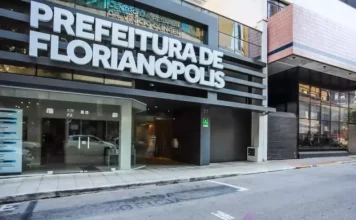 Fachada da Prefeitura de Florianópolis, sede da administração municipal responsável pela publicação do edital do concurso público.