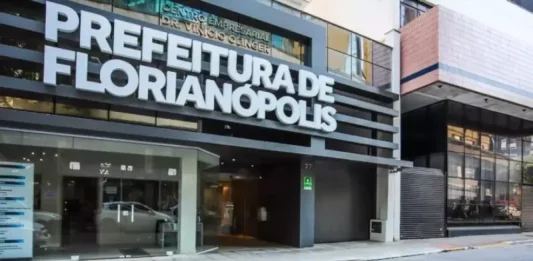 Fachada da Prefeitura de Florianópolis, sede da administração municipal responsável pela publicação do edital do concurso público.