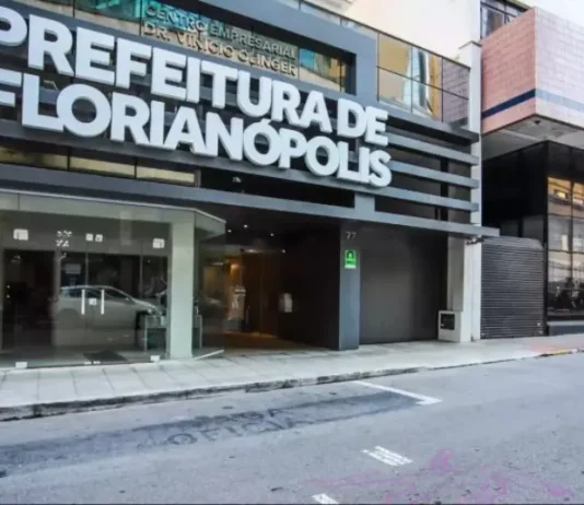 Fachada da Prefeitura de Florianópolis, sede da administração municipal responsável pela publicação do edital do concurso público.