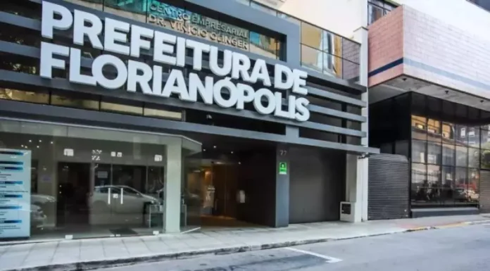 Prefeitura de Florianópolis publica edital de concurso público com salários de até R$ 21 mil Fachada da Prefeitura de Florianópolis, sede da administração municipal responsável pela publicação do edital do concurso público.