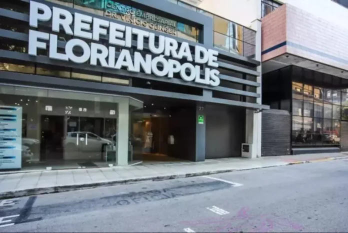 Fachada da Prefeitura de Florianópolis, sede da administração municipal responsável pela publicação do edital do concurso público.