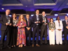 Santa Catarina é reconhecida com o nível máximo em transparência pública Secretário de Estado da Fazenda, Cleverson Siewert, recebe prêmio de transparência pública no palco, acompanhado de representantes de outros estados.