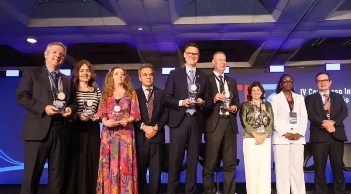 Santa Catarina é reconhecida com o nível máximo em transparência pública Secretário de Estado da Fazenda, Cleverson Siewert, recebe prêmio de transparência pública no palco, acompanhado de representantes de outros estados.