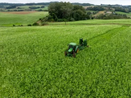 Programa Coopera Agro SC é aprovado na Alesc e destina R$ 1 bilhão em crédito ao agronegócio Foto mostra um trator trabalhando em uma lavoura verde, ilustrando ações de produção agrícola e o objetivo de fortalecer o setor por meio do Programa Coopera Agro SC.