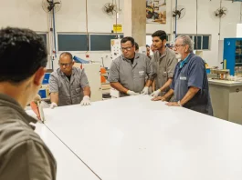 Foto mostra operários trabalhando em uma indústria, ilustrando oportunidades disponíveis na plataforma São José + Empregos.