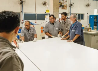 Foto mostra operários trabalhando em uma indústria, ilustrando oportunidades disponíveis na plataforma São José + Empregos.