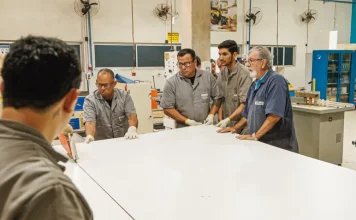 Foto mostra operários trabalhando em uma indústria, ilustrando oportunidades disponíveis na plataforma São José + Empregos.