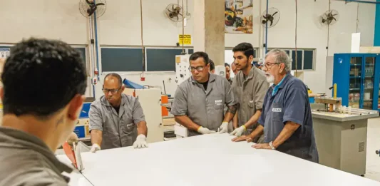 Foto mostra operários trabalhando em uma indústria, ilustrando oportunidades disponíveis na plataforma São José + Empregos.