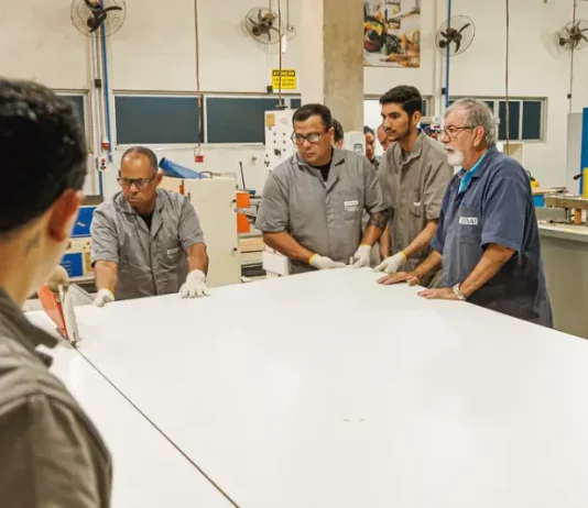 Foto mostra operários trabalhando em uma indústria, ilustrando oportunidades disponíveis na plataforma São José + Empregos.