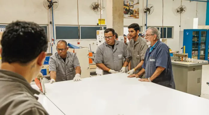 Foto mostra operários trabalhando em uma indústria, ilustrando oportunidades disponíveis na plataforma São José + Empregos.