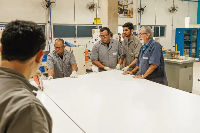 São José + empregos Foto mostra operários trabalhando em uma indústria, ilustrando oportunidades disponíveis na plataforma São José + Empregos.