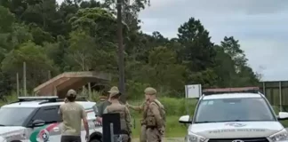 Policiais atuam no Morro dos Cavalos, em Palhoça, no local onde deputado estadual foi feito refém por integrantes de uma comunidade indígena.
