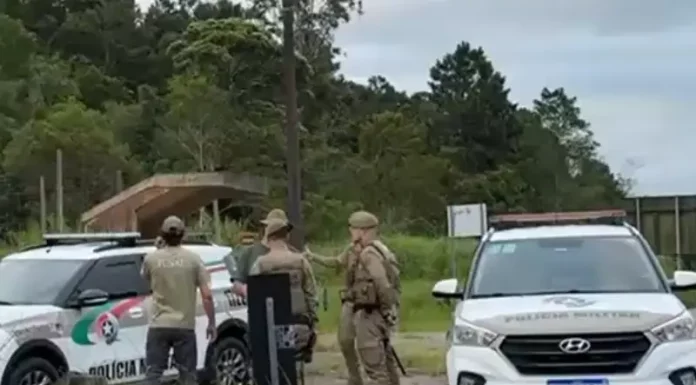 Policiais atuam no Morro dos Cavalos, em Palhoça, no local onde deputado estadual foi feito refém por integrantes de uma comunidade indígena.