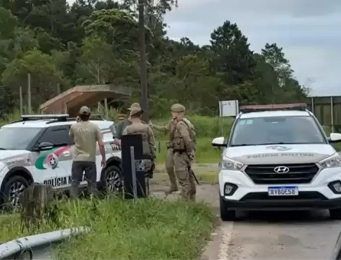 Sérgio Guimarães Policiais atuam no Morro dos Cavalos, em Palhoça, no local onde deputado estadual foi feito refém por integrantes de uma comunidade indígena.