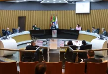 TCE/SC recomenda rejeição das contas de 14 municípios de SC do exercício de 2024 Sessão do Pleno do Tribunal de Contas de Santa Catarina (TCE/SC) durante julgamento de processos, com conselheiros reunidos em plenário para análise e votação das contas dos municípios.