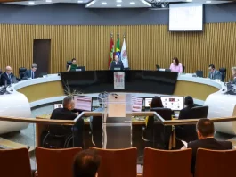 Sessão do Pleno do Tribunal de Contas de Santa Catarina (TCE/SC) durante julgamento de processos, com conselheiros reunidos em plenário para análise e votação das contas dos municípios.