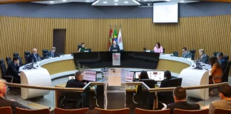 Sessão do Pleno do Tribunal de Contas de Santa Catarina (TCE/SC) durante julgamento de processos, com conselheiros reunidos em plenário para análise e votação das contas dos municípios.
