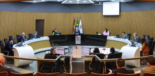Sessão do Pleno do Tribunal de Contas de Santa Catarina (TCE/SC) durante julgamento de processos, com conselheiros reunidos em plenário para análise e votação das contas dos municípios.