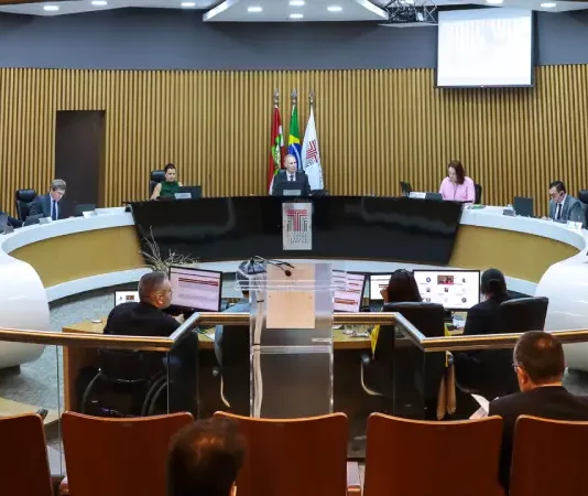 TCE/SC recomenda rejeição das contas de 14 municípios de SC do exercício de 2024 Sessão do Pleno do Tribunal de Contas de Santa Catarina (TCE/SC) durante julgamento de processos, com conselheiros reunidos em plenário para análise e votação das contas dos municípios.