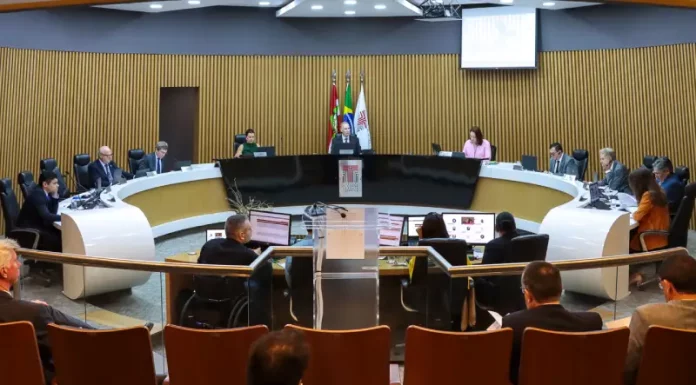 Sessão do Pleno do Tribunal de Contas de Santa Catarina (TCE/SC) durante julgamento de processos, com conselheiros reunidos em plenário para análise e votação das contas dos municípios.