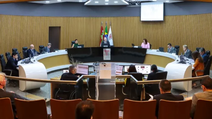 Sessão do Pleno do Tribunal de Contas de Santa Catarina (TCE/SC) durante julgamento de processos, com conselheiros reunidos em plenário para análise e votação das contas dos municípios.