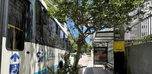 Fim do pagamento em dinheiro nos ônibus de Florianópolis entra em vigor em janeiro, acelera migração e garante benefícios Imagem mostra ônibus do transporte coletivo de Florianópolis em ponto de embarque, ilustrando o fim do pagamento em dinheiro e a transição para meios eletrônicos no sistema.