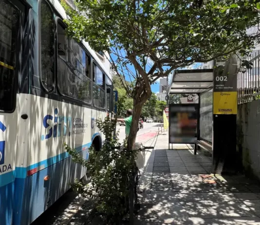 Fim do pagamento em dinheiro nos ônibus de Florianópolis entra em vigor em janeiro, acelera migração e garante benefícios Imagem mostra ônibus do transporte coletivo de Florianópolis em ponto de embarque, ilustrando o fim do pagamento em dinheiro e a transição para meios eletrônicos no sistema.
