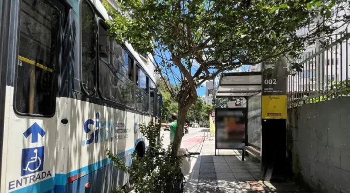 Fim do pagamento em dinheiro nos ônibus de Florianópolis entra em vigor em janeiro, acelera migração e garante benefícios Imagem mostra ônibus do transporte coletivo de Florianópolis em ponto de embarque, ilustrando o fim do pagamento em dinheiro e a transição para meios eletrônicos no sistema.