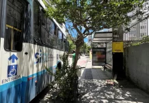 ônibus urbano de Florianópolis parado para pegar passageiros, ilustrando ação do MPSC sobre mudança na forma de pagamento no transporte coletivo