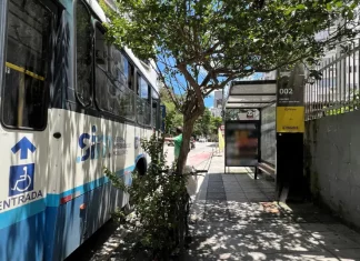ônibus urbano de Florianópolis parado para pegar passageiros, ilustrando ação do MPSC sobre mudança na forma de pagamento no transporte coletivo