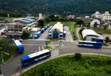 Ônibus estacionados em terminal de Florianópolis, representando o transporte coletivo gratuito aos domingos durante o verão.