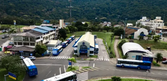 Ônibus estacionados em terminal de Florianópolis, representando o transporte coletivo gratuito aos domingos durante o verão.