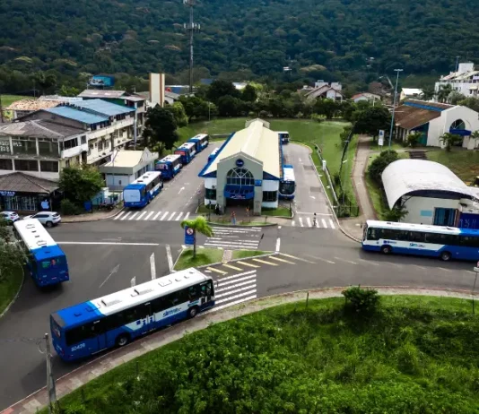 Ônibus estacionados em terminal de Florianópolis, representando o transporte coletivo gratuito aos domingos durante o verão.