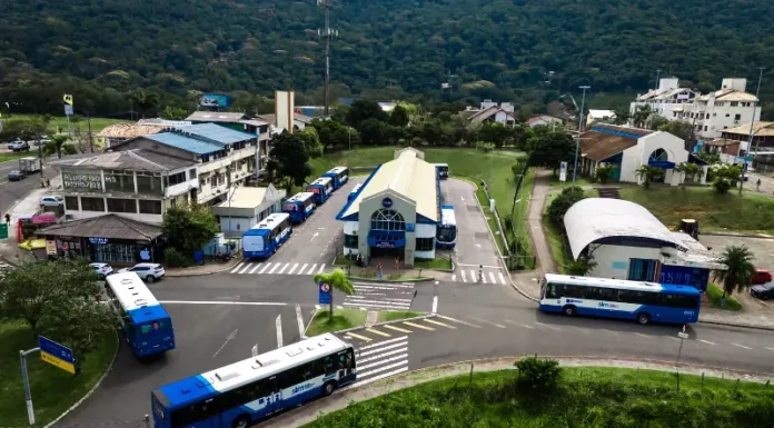 Ônibus estacionados em terminal de Florianópolis, representando o transporte coletivo gratuito aos domingos durante o verão.