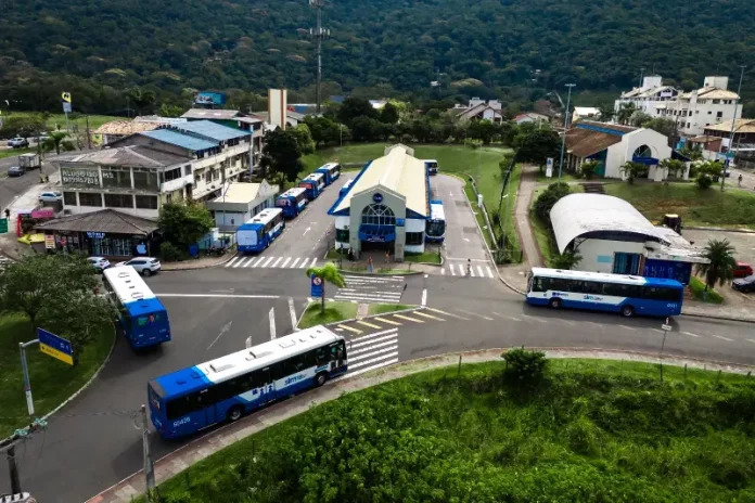 Ônibus estacionados em terminal de Florianópolis, representando o transporte coletivo gratuito aos domingos durante o verão.
