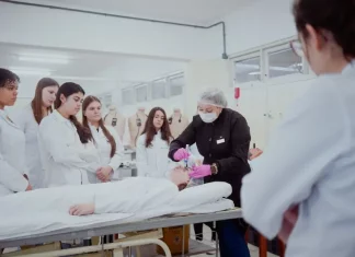 Alunos beneficiados pelos programas Universidade Gratuita e Fumdesc participam de atividades de estágio, colocando em prática os conhecimentos adquiridos no ensino superior.