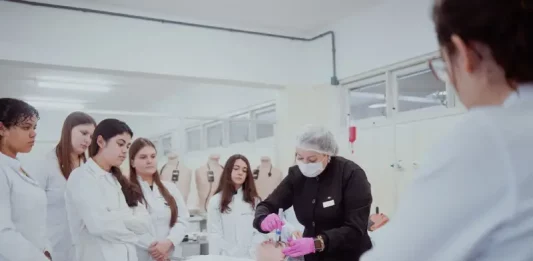 Alunos beneficiados pelos programas Universidade Gratuita e Fumdesc participam de atividades de estágio, colocando em prática os conhecimentos adquiridos no ensino superior.