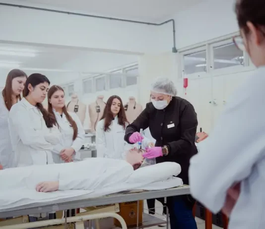 Mais de 57 mil estudantes são beneficiados pelos programas Universidade Gratuita e Fumdesc Alunos beneficiados pelos programas Universidade Gratuita e Fumdesc participam de atividades de estágio, colocando em prática os conhecimentos adquiridos no ensino superior.