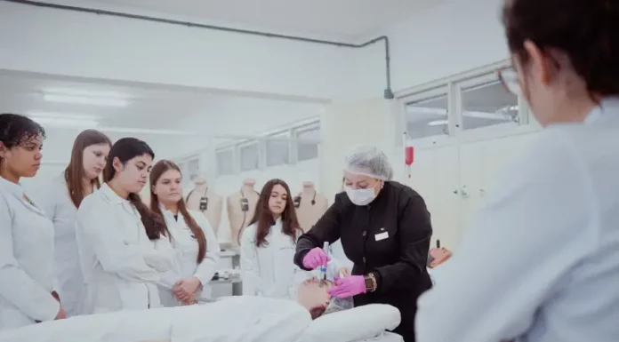 Mais de 57 mil estudantes são beneficiados pelos programas Universidade Gratuita e Fumdesc Alunos beneficiados pelos programas Universidade Gratuita e Fumdesc participam de atividades de estágio, colocando em prática os conhecimentos adquiridos no ensino superior.