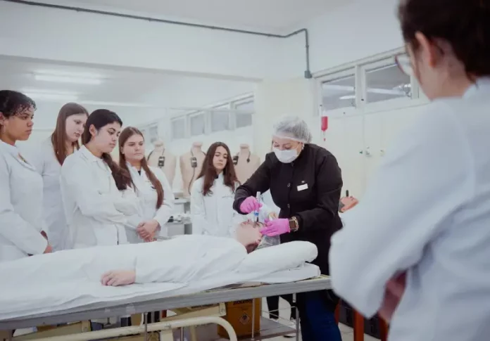 Alunos beneficiados pelos programas Universidade Gratuita e Fumdesc participam de atividades de estágio, colocando em prática os conhecimentos adquiridos no ensino superior.