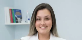 Vanessa Maria Dias segurando dois cães, destacando cuidado e bem-estar de animais de companhia.