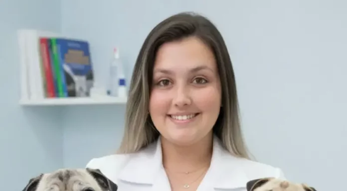 Vanessa Maria Dias segurando dois cães, destacando cuidado e bem-estar de animais de companhia.