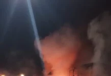 Bombeiros trabalham no combate ao fogo, no acidente em Tijuquinhas, na BR-101