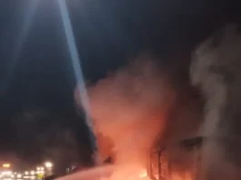 Bombeiros trabalham no combate ao fogo, no acidente em Tijuquinhas, na BR-101