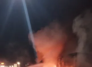 Bombeiros trabalham no combate ao fogo, no acidente em Tijuquinhas, na BR-101