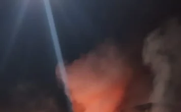 Bombeiros trabalham no combate ao fogo, no acidente em Tijuquinhas, na BR-101