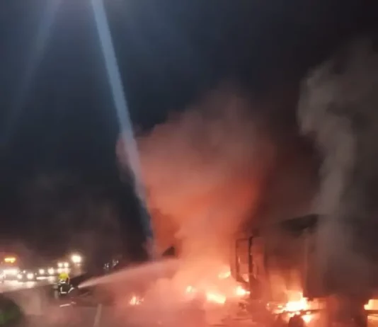 Bombeiros trabalham no combate ao fogo, no acidente em Tijuquinhas, na BR-101