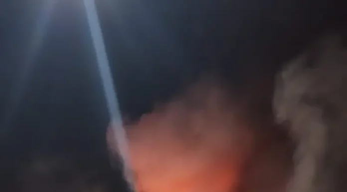 Bombeiros trabalham no combate ao fogo, no acidente em Tijuquinhas, na BR-101