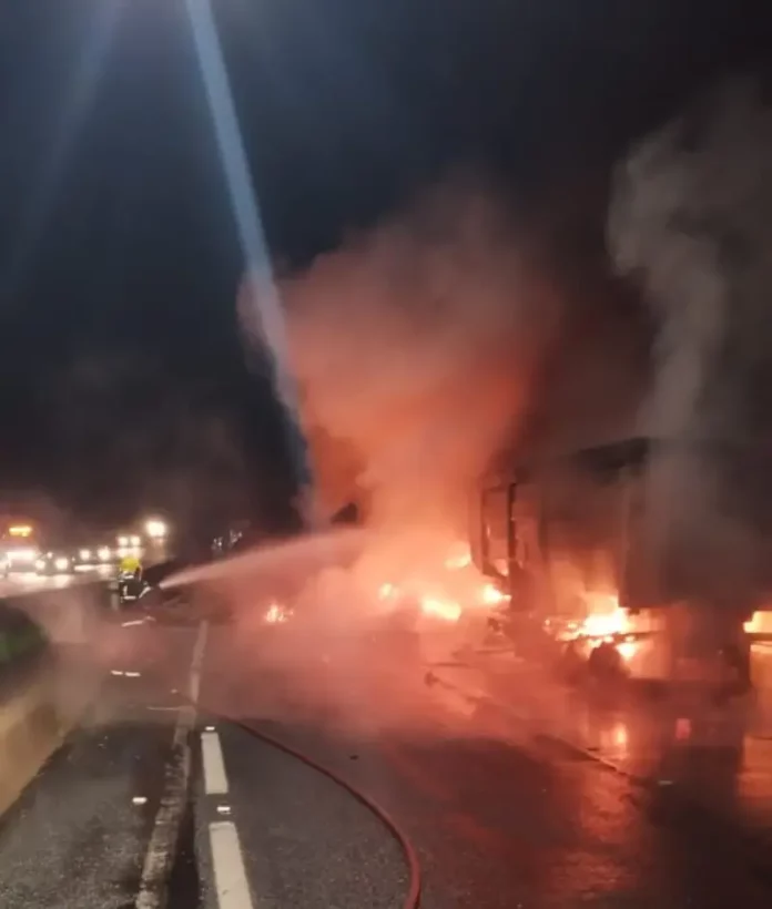 acidente Bombeiros trabalham no combate ao fogo, no acidente em Tijuquinhas, na BR-101