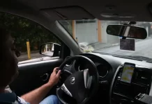 Contran aprova resolução que retira exigência de autoescola para CNH Instrutor de autoescola conduzindo veículo durante aula prática, demonstrando técnicas de direção e segurança no trânsito.